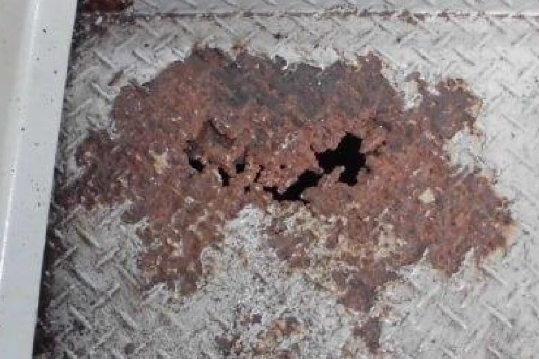 腐食による穴あき